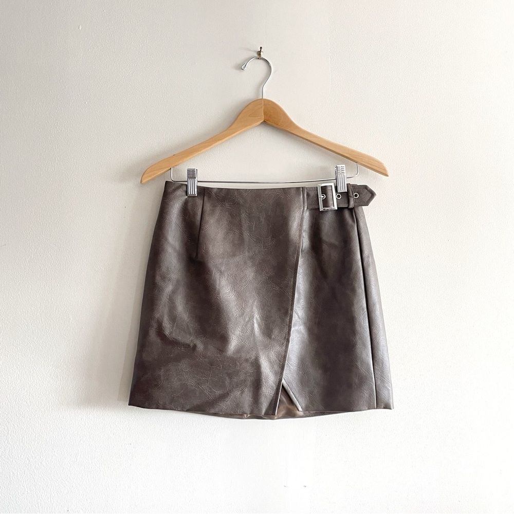 NWT SNDYS Taupe Faux Leather Mini Skirt Wrap Style Side Buckle Detail Size Small